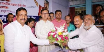জেলা নেতৃবৃন্দকে ফুলেল শুভেচ্ছা জানান সোনাগাজী উপজেলা আ’লীগের সভাপতি -সম্পাদক