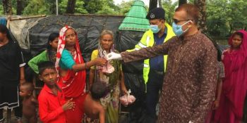 বেদে পল্লীতে ঈদ উপহার বিতরণ করলেন নোয়াখালীর পুলিশ সুপার