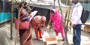 মোরেলগঞ্জে বাড়ি বাড়ি পৌঁছে দেয়া হচ্ছে স্কুল ফিডিং বিস্কুট