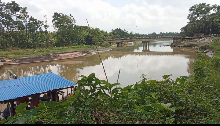 সোনাগাজীর নবাবপুরে নদীতে অবৈধবালু উত্তোলন, আতঙ্কে দুপাড়ের বাসিন্দারা