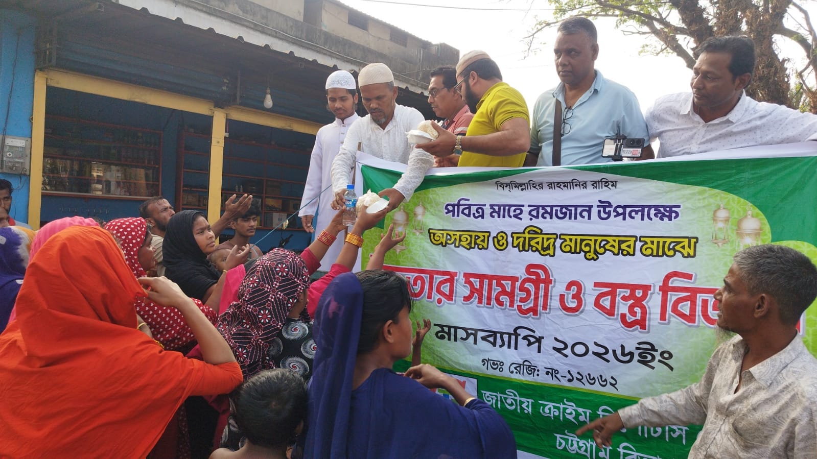 ফেনীতে জাতীয় ক্রাইম রিপোর্টার্স সোসাইটির ইফতার বিতরণ