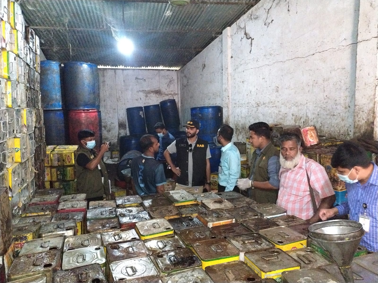 ফেনীতে ভোজ্যতেলের মজুদ করায় দুই লক্ষ টাকা জরিমানা